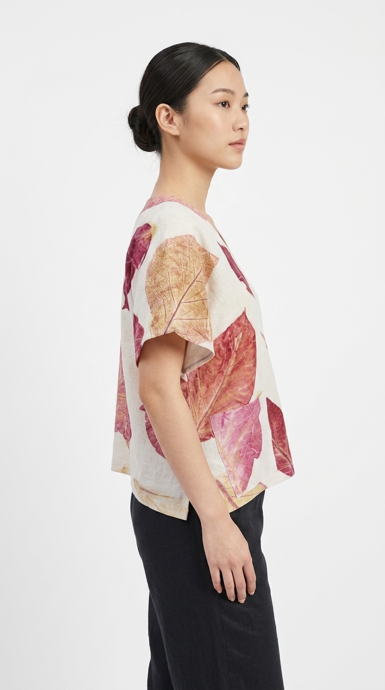 เสื้อเบลาส์คอวีแขนสั้น ผ้าฝ้ายพิมพ์ลายพฤกษาธรรมชาติ (Eco-Printed Botanical V-Neck Blouse) - Image 3