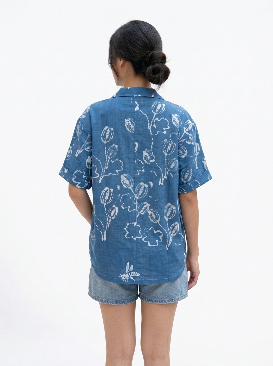เสื้อเชิ้ตแขนสั้นคอฮาวายผ้าย้อมครามลายดอกทิวลิป (Indigo Tulip Printed Hawaiian Shirt) - Image 4