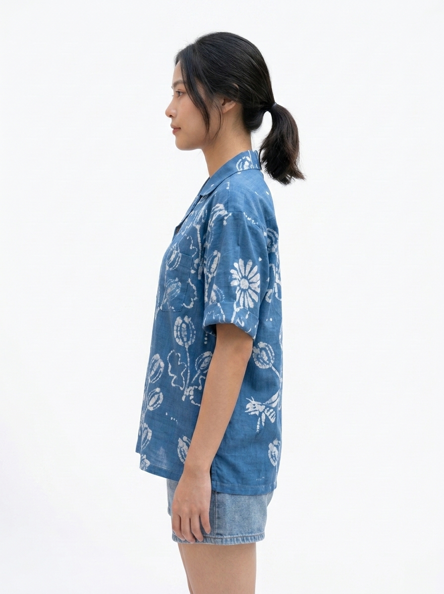 เสื้อเชิ้ตแขนสั้นคอฮาวายผ้าย้อมครามลายดอกทิวลิป (Indigo Tulip Printed Hawaiian Shirt) - Image 3