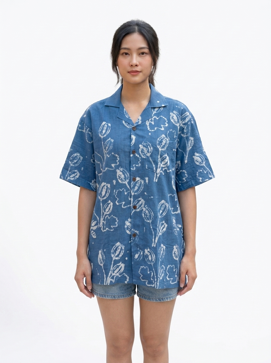 เสื้อเชิ้ตแขนสั้นคอฮาวายผ้าย้อมครามลายดอกทิวลิป (Indigo Tulip Printed Hawaiian Shirt) - Image 2