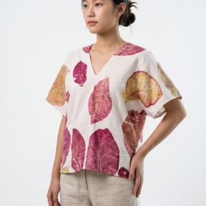 เสื้อเบลาส์คอวีแขนสั้น ผ้าฝ้ายพิมพ์ลายพฤกษาธรรมชาติ (Eco-Printed Botanical V-Neck Blouse)