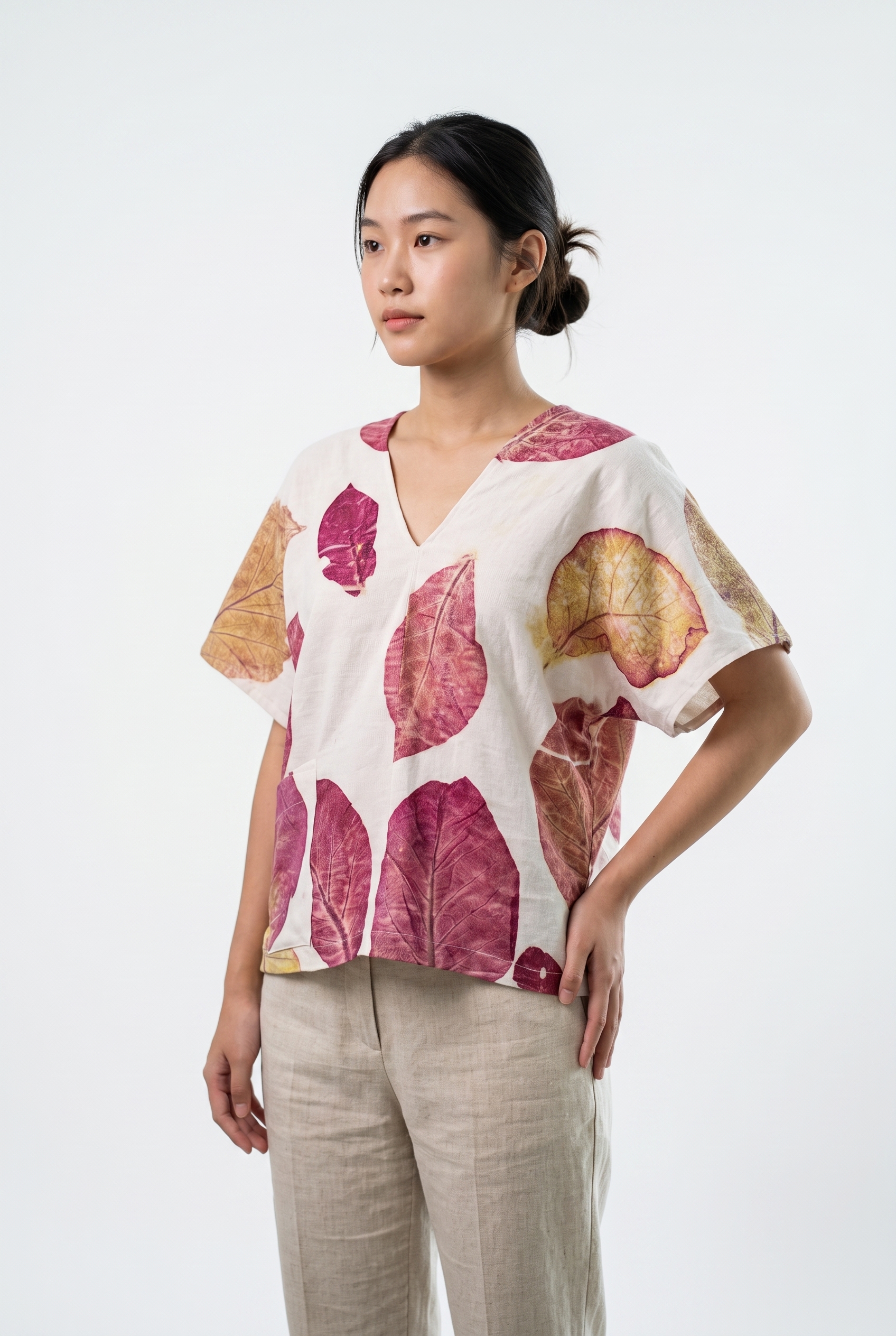 เสื้อเบลาส์คอวีแขนสั้น ผ้าฝ้ายพิมพ์ลายพฤกษาธรรมชาติ (Eco-Printed Botanical V-Neck Blouse)