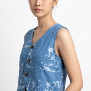 เสื้อกั๊กครอปผ้าย้อมครามลายแมวน้อยมินิมอล (Playful Cat Indigo Linen Vest)