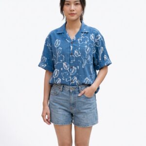 เสื้อเชิ้ตแขนสั้นคอฮาวายผ้าย้อมครามลายดอกทิวลิป (Indigo Tulip Printed Hawaiian Shirt)