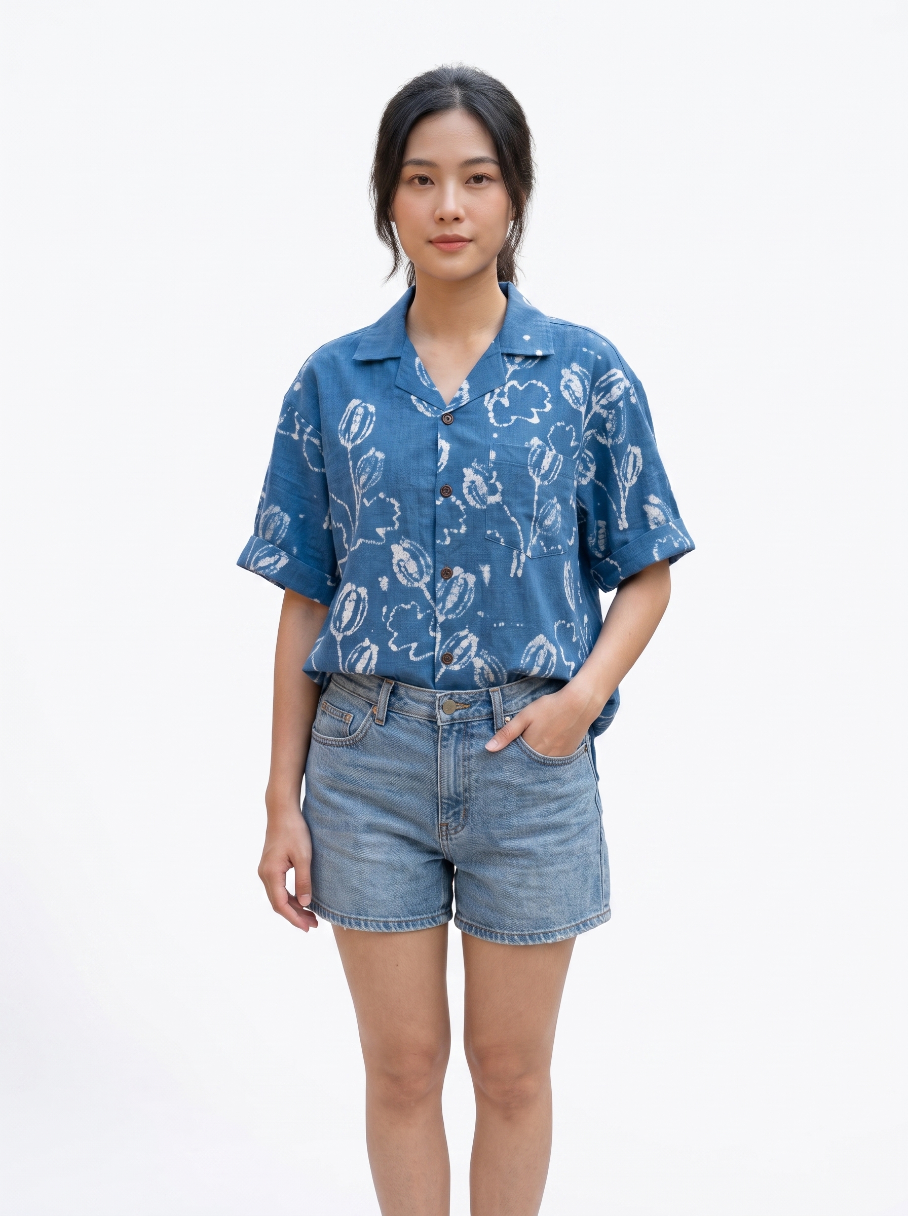 เสื้อเชิ้ตแขนสั้นคอฮาวายผ้าย้อมครามลายดอกทิวลิป (Indigo Tulip Printed Hawaiian Shirt)