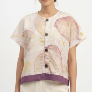เสื้อเบลาส์คอกลมแขนสั้นผ้าฝ้ายพิมพ์ลายพฤกษาธรรมชาติกุ๊บขอบม่วง (Eco-Printed Purple Trim Botanical Blouse)