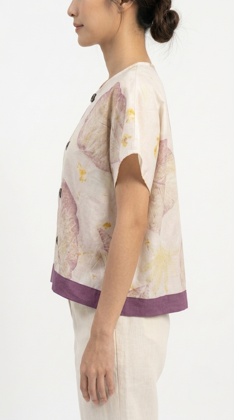 เสื้อเบลาส์คอกลมแขนสั้นผ้าฝ้ายพิมพ์ลายพฤกษาธรรมชาติกุ๊บขอบม่วง (Eco-Printed Purple Trim Botanical Blouse) - Image 2